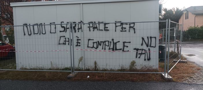 scritte no tav su un container