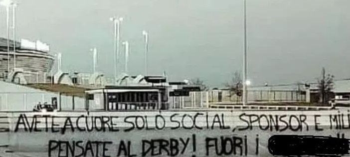 lo striscione all'esterno dell'Allianz Stadium lo striscione all'esterno dell'Allianz Stadium
