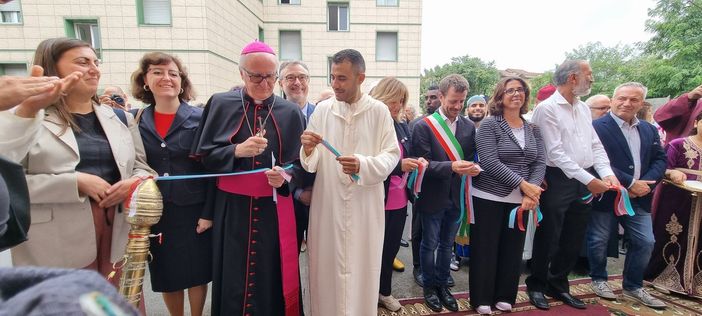 Il vescovo di Pinerolo mentre taglia il nastro