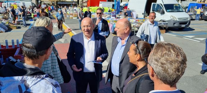 I candidati di Forza Italia alle Politiche del 25 settembre in visita al mercato di Pinerolo I candidati di Forza Italia alle Politiche del 25 settembre in visita al mercato di Pinerolo