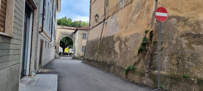 Vicolo Carceri con in fondo il luogo di ritrovo dei minorenni