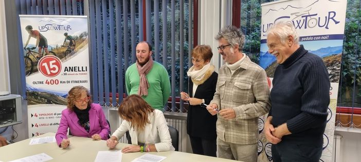 I nuovi aderenti firmano l’ingresso in UpSlowTour I nuovi aderenti firmano l’ingresso in UpSlowTour