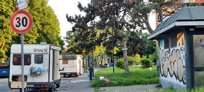 "Gli sgomberi non bastano, i camper si spostano di continuo. Garantiamo uno stazionamento consentito" "Gli sgomberi non bastano, i camper si spostano di continuo. Garantiamo uno stazionamento consentito"