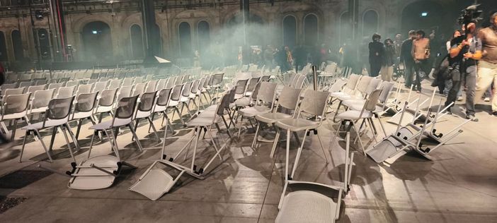 La devastazione all'interno delle Ogr durante la manifestazione di ieri sera