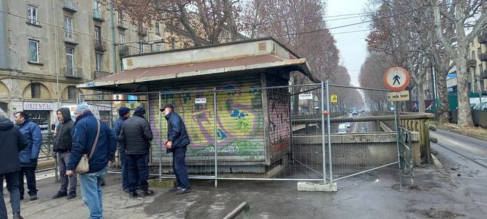 Stop agli incendi, transenne attorno all’ex edicola di Porta Palazzo