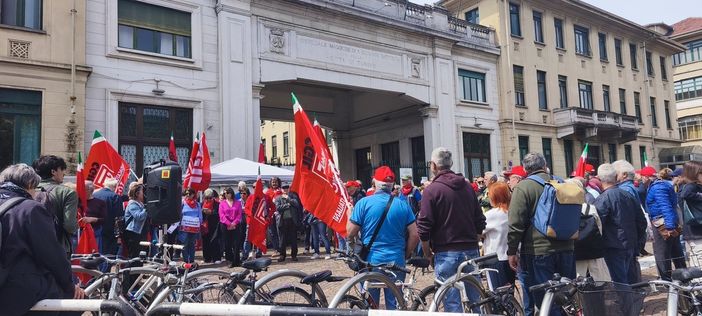 Alle Molinette la protesta per la sanità pubblica e l'autosufficienza Alle Molinette la protesta per la sanità pubblica e l'autosufficienza