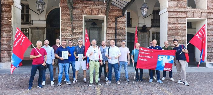 Il presidio sotto la Prefettura in piazza Castello dei sindacati di polizia