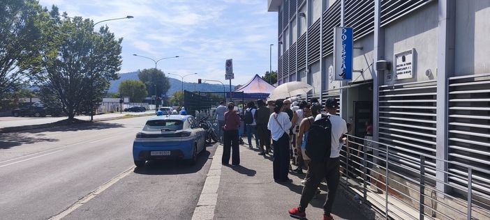 In fila sotto il sole per i permessi di soggiorno: si riaccende la questione via Botticelli In fila sotto il sole per i permessi di soggiorno: si riaccende la questione via Botticelli