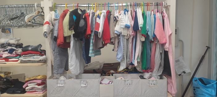 La boutique di Torino che veste i senzatetto e regala giochi e quaderni ai bambini poveri La boutique di Torino che veste i senzatetto e regala giochi e quaderni ai bambini poveri