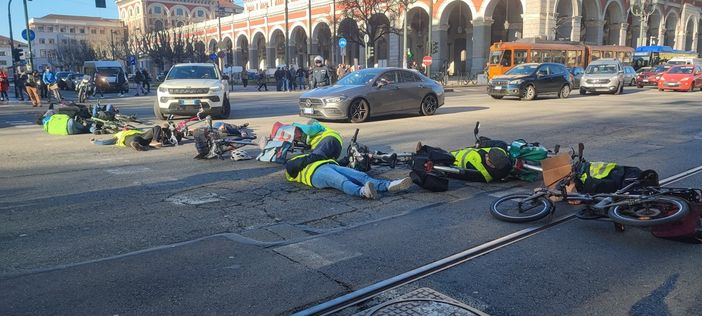 Ciclisti 'morti' a Porta Nuova contro il nuovo codice: &quot;Un attacco alle zona 30&quot; [FOTO]
