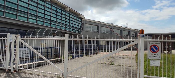 Grugliasco, la fine di un'epoca: smontate le insegne Maserati dalla fabbrica ex Bertone