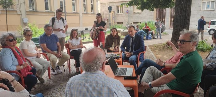 sindaco e altre persone nell'aiuola