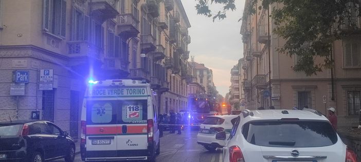 Crollato un solaio in via Bertola: strada chiusa, ambulanza sul posto Crollato un solaio in via Bertola: strada chiusa, ambulanza sul posto