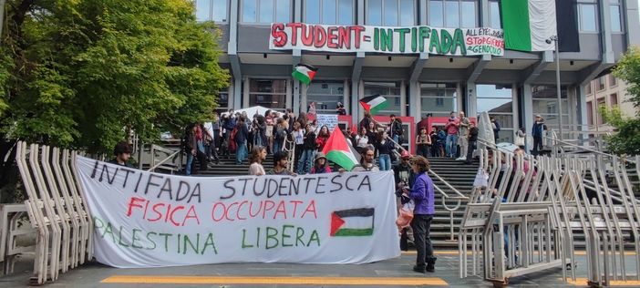 Davanti a Palazzo Nuovo srotolato l'elenco di 20 mila nomi di vittime palestinesi Davanti a Palazzo Nuovo srotolato l'elenco di 20 mila nomi di vittime palestinesi