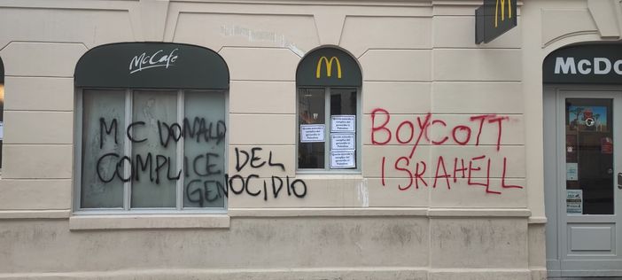 In migliaia al corteo Pro Palestina. Bruciate le bandiere dell'UE e della Nato, imbrattati muri di McDonald's FOTO]