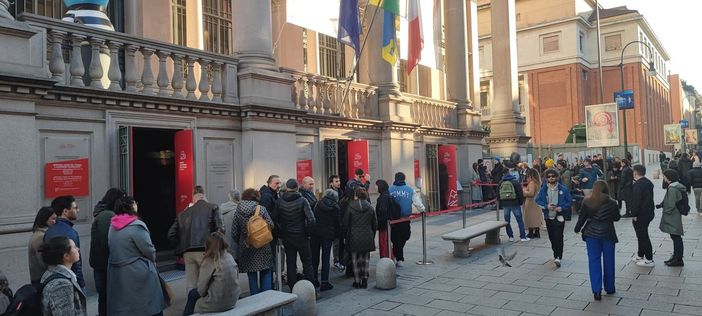 Turisti e visitatori in coda per entrare al Museo del Cinema