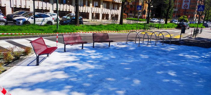 Panchine, murales e punto sosta per bici: nuova piazza pedonale davanti alla scuola &quot;Alvaro-Gobetti&quot;