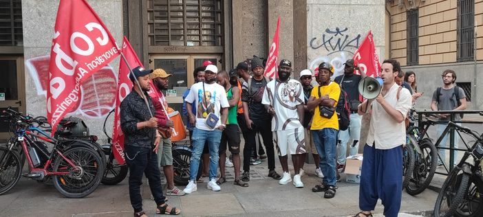 Presidio dei rider Uber Eats davanti all'Inps: "Chiediamo garanzie del salario"