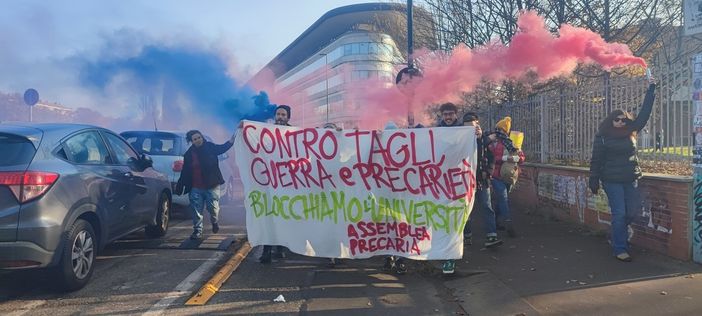 Bloccati gli accessi al Campus Einaudi per lo sciopero dei precari: momenti di tensione in piazza Castello Bloccati gli accessi al Campus Einaudi per lo sciopero dei precari: momenti di tensione in piazza Castello