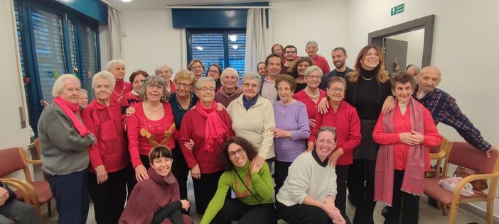 Gli anziani ballano e cantano alla riapertura del centro di via Osasco