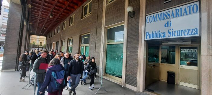 Ufficio passaporti sempre più nel caos: gente in coda dalla notte