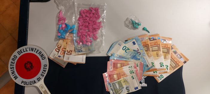 Barriera Nizza, due giovani arrestati dalla polizia: nascondevano 700 euro in contanti, 16 dosi di cocaina e 62 di ecstasy Barriera Nizza, due giovani arrestati dalla polizia: nascondevano 700 euro in contanti, 16 dosi di cocaina e 62 di ecstasy