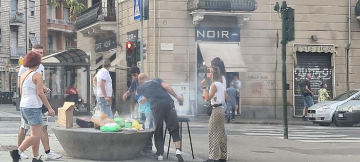 gente che griglia in strada gente che griglia in strada