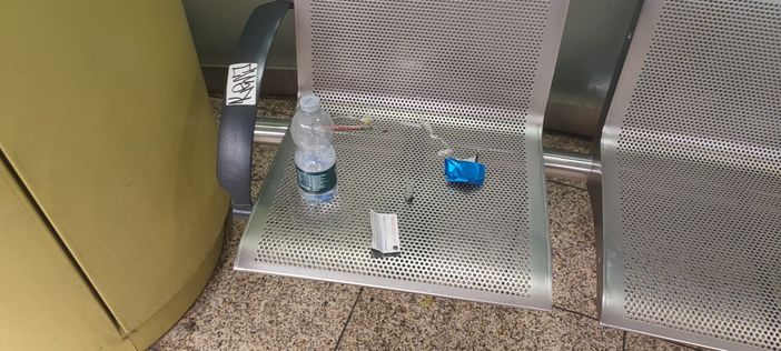 Degrado nella metro: pozze di sangue e siringhe alla fermata Nizza Degrado nella metro: pozze di sangue e siringhe alla fermata Nizza