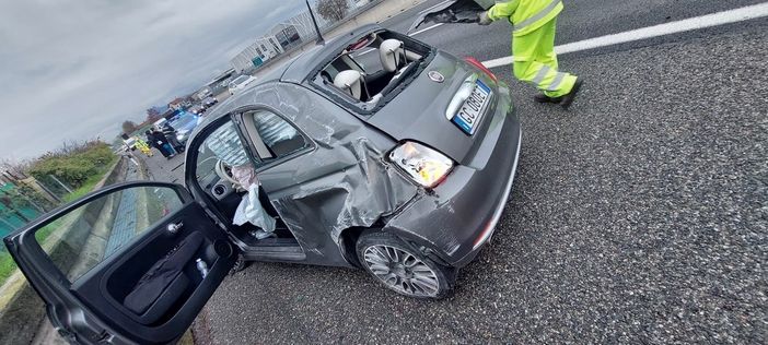 Auto perde il controllo e sbanda: distrutta, conducente in ospedale