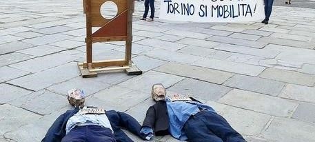 I manichini di Renzi e Poletti decapitati alla Reggia di Venaria I manichini di Renzi e Poletti decapitati alla Reggia di Venaria