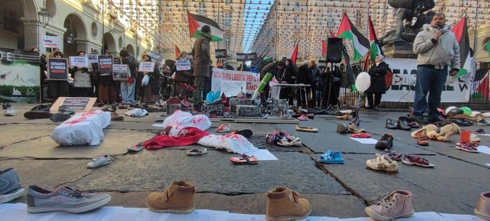 Centinaia di scarpe insanguinate per la Palestina: di fronte al Comune il presidio di &quot;Torino per Gaza&quot; [VIDEO]