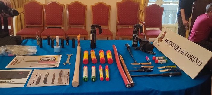 Scontri tra ultras di Juve e Toro: sequestrati coltelli, mazze e bombe carta Scontri tra ultras di Juve e Toro: sequestrati coltelli, mazze e bombe carta