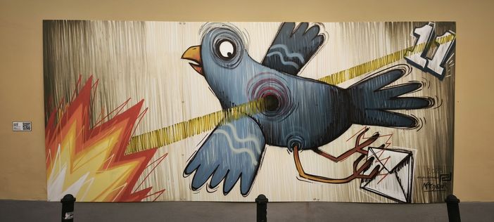Un piccione viaggiatore trafitto al cuore, il significato del murale di Mr Fijodor
