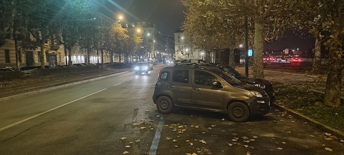 Il rebus del parcheggio per chi lascia l'auto in corso Cairoli: è caccia alle macchinette per pagare Il rebus del parcheggio per chi lascia l'auto in corso Cairoli: è caccia alle macchinette per pagare