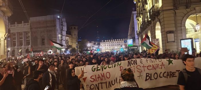 Protesta per Gaza nella ricorrenza dell'attentato di Hamas: almeno seimila persone in corteo tra cori e bandiere