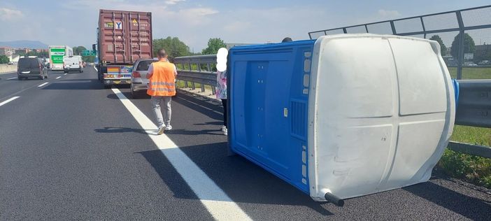 Paura in tangenziale: furgone perde in strada un bagno chimico, che investe un'auto e un Tir Paura in tangenziale: furgone perde in strada un bagno chimico, che investe un'auto e un Tir