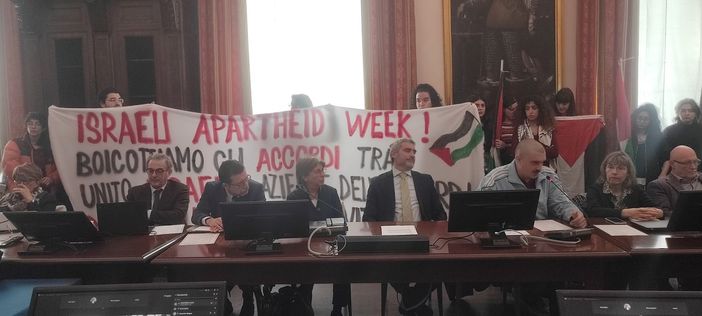 Studenti irrompono al Senato accademico contro gli accordi tra Università e Israele