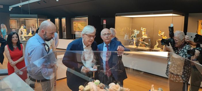 Sgarbi ai Musei Reali per la nuova collezione permanente: &quot;Tutti sono a Roma per i bronzi di San Casciano ma preferisco le ceramiche Lenci&quot;