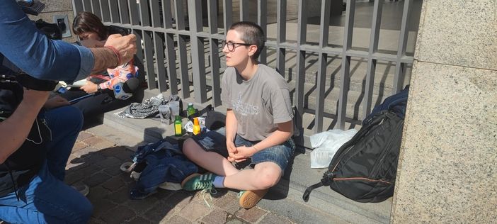 ragazzi protestano davanti al Politecnico ragazzi protestano davanti al Politecnico