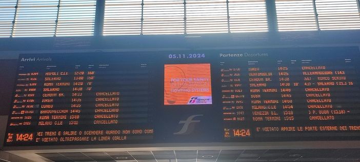 Sciopero treni, a Torino non si parte: corse cancellate e grossi ritardi Sciopero treni, a Torino non si parte: corse cancellate e grossi ritardi