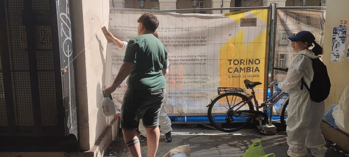 Volontari, commercianti e il Comune fanno squadra per ripulire via Po dalle scritte