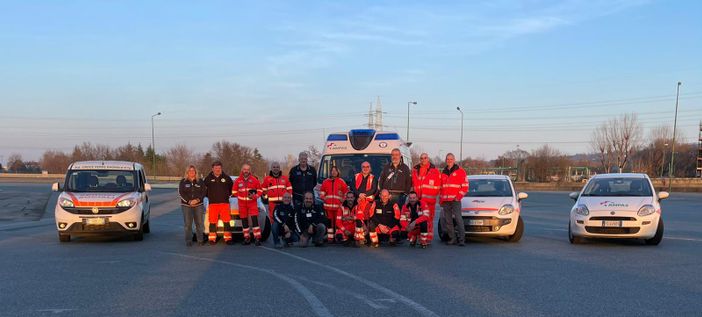 guidatori di soccorso davanti ai mezzi