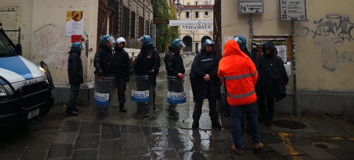 Sgombero "dolce" alla Cavallerizza Reale: presidio dei riders [VIDEO]