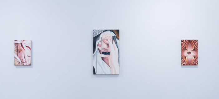 Ariane Heloise Hughes e l'esistenza online, tra sacro e privato: la mostra all'Edge Art Space Ariane Heloise Hughes e l'esistenza online, tra sacro e privato: la mostra all'Edge Art Space