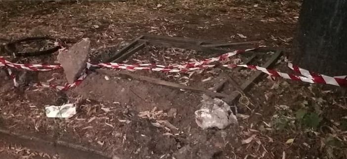 Recinzioni e transenne divelte o in pessimo stato, situazione critica in Largo Cibrario e Corso Lecce angolo Via Nicola Fabrizi [FOTO]