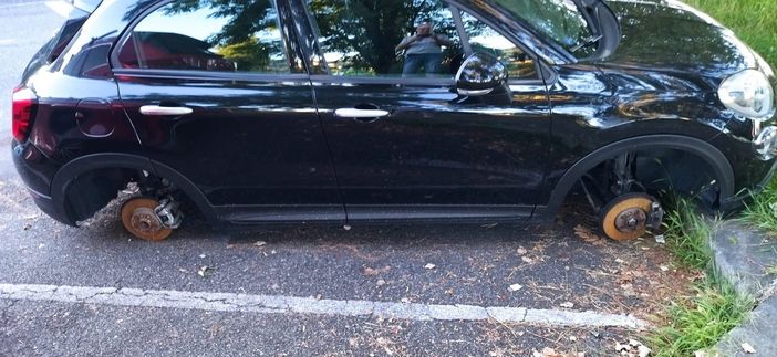 Auto sui mattoni alla Barca, i soliti predoni non si fermano nemmeno d’estate