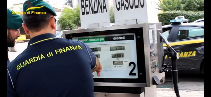 Controlli della Guardia di Finanza alle pompe di benzina Controlli della Guardia di Finanza alle pompe di benzina