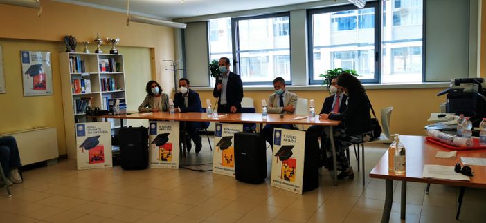 Pensiline fotovoltaiche per studiare nei parchi e nelle piazze: bando di Edisu Piemonte