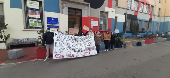 Protesta davanti al liceo 'Regina Margherita' di Torino: “Ripresa delle lezioni in condizioni inaccettabili” Protesta davanti al liceo 'Regina Margherita' di Torino: “Ripresa delle lezioni in condizioni inaccettabili”