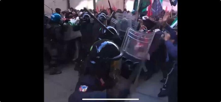 Manifestazioni e scontri davanti al museo Egizio Manifestazioni e scontri davanti al museo Egizio